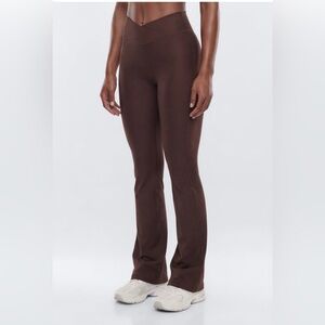 AirSculpt 32” cross front flare leggings